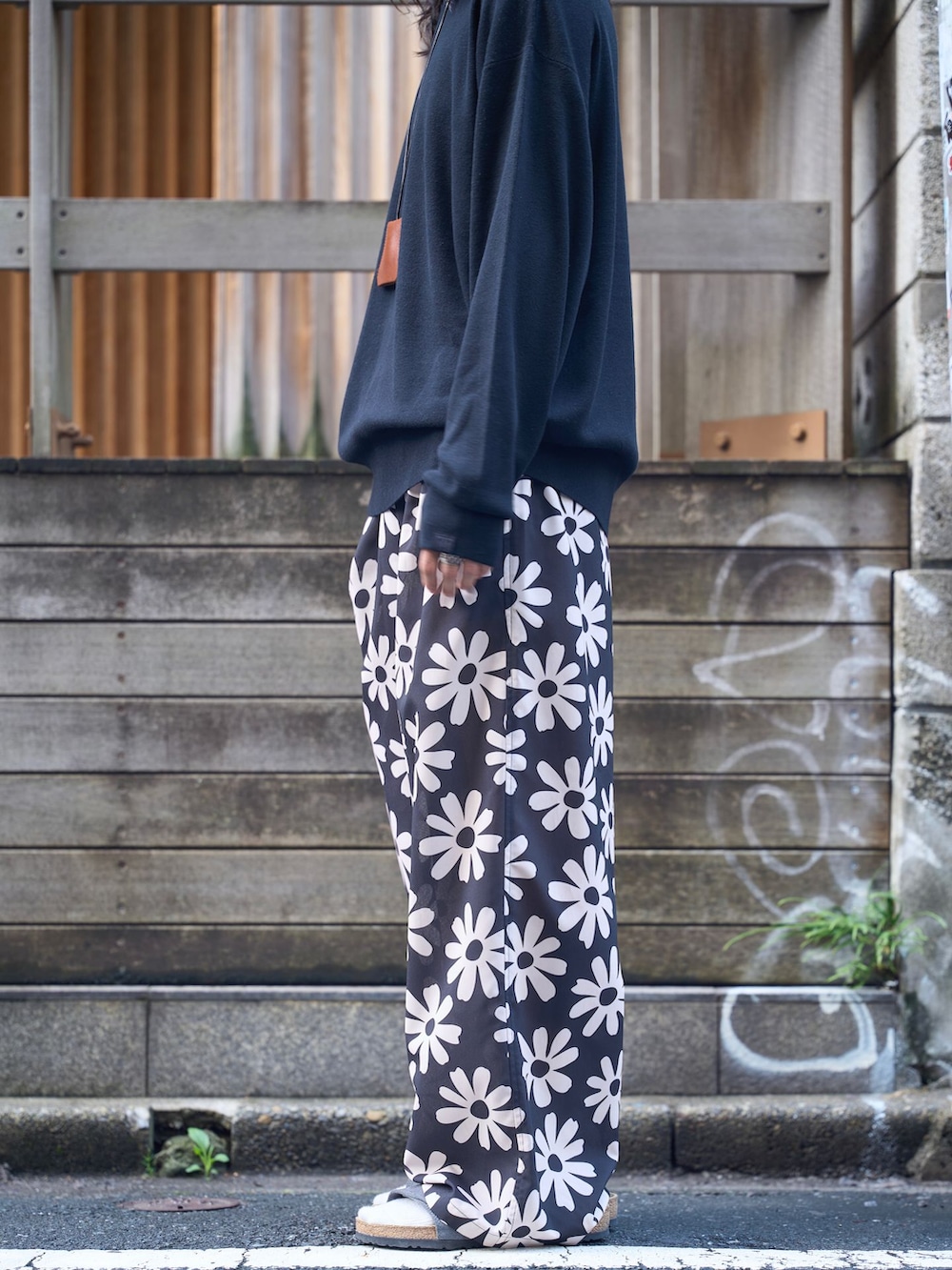 ブラック系のその他パンツ、ブラック系のニット/セーターを着用したメンズの秋コーディネートの7枚目の写真