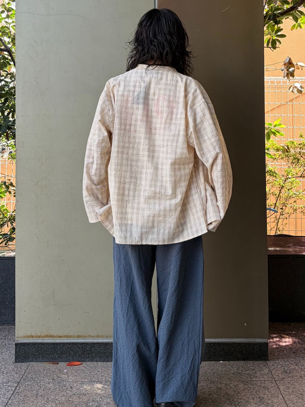 ブルー系のスラックス、ベージュ系のシャツ/ブラウス、ホワイト系のTシャツ/カットソーを着用したメンズの春コーディネートの3枚目の写真
