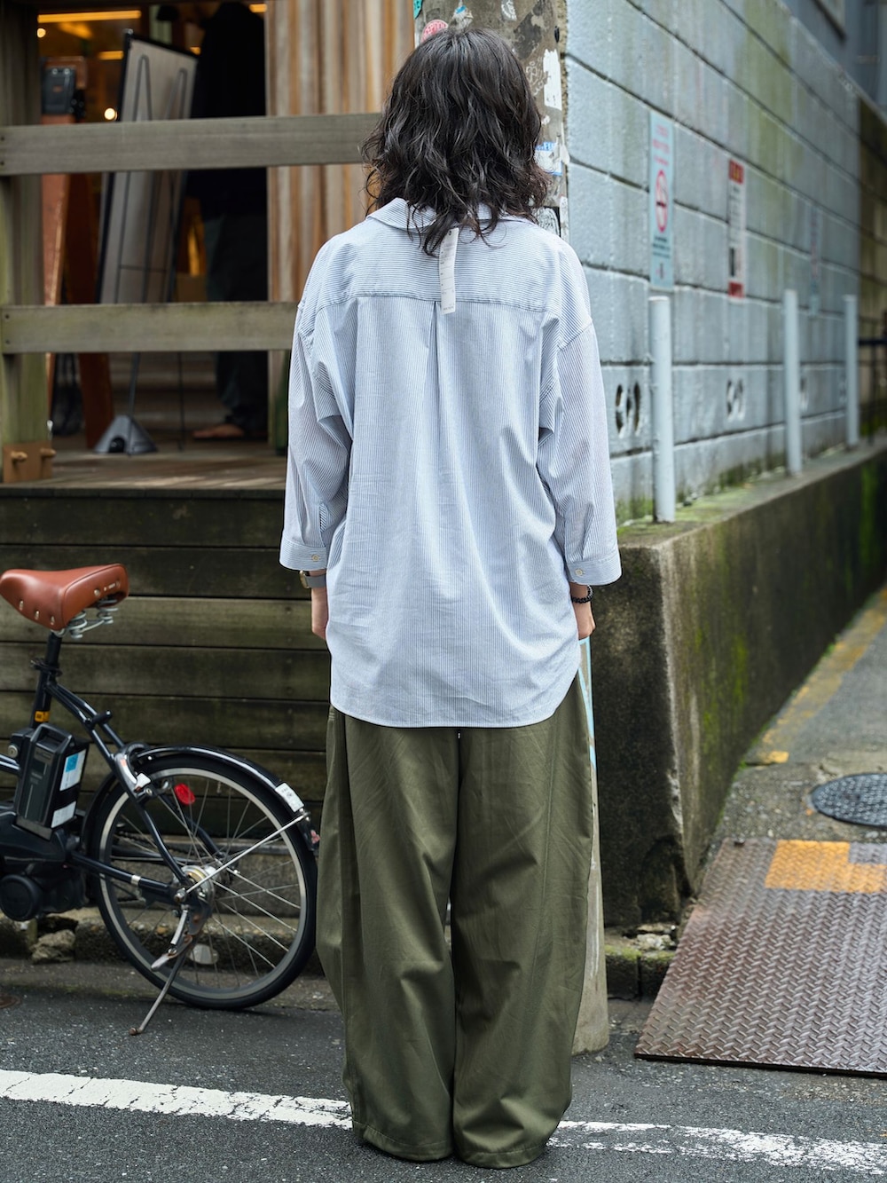 グリーン系のその他パンツ、ブルー系のシャツ/ブラウスを着用したメンズの夏コーディネートの3枚目の写真