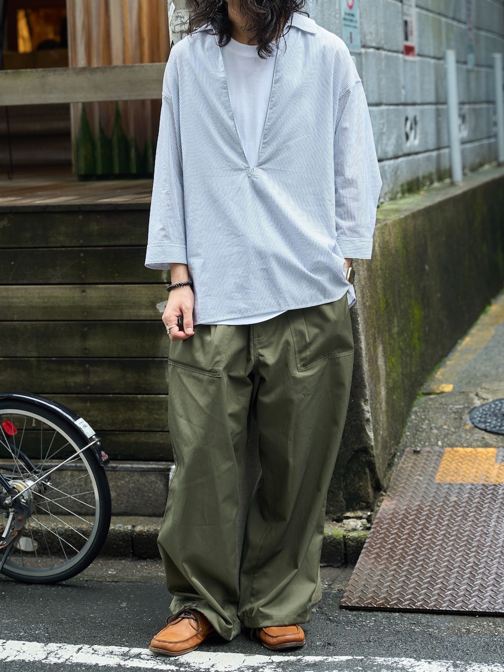グリーン系のその他パンツ、ブルー系のシャツ/ブラウスを着用したメンズの夏コーディネートの4枚目の写真