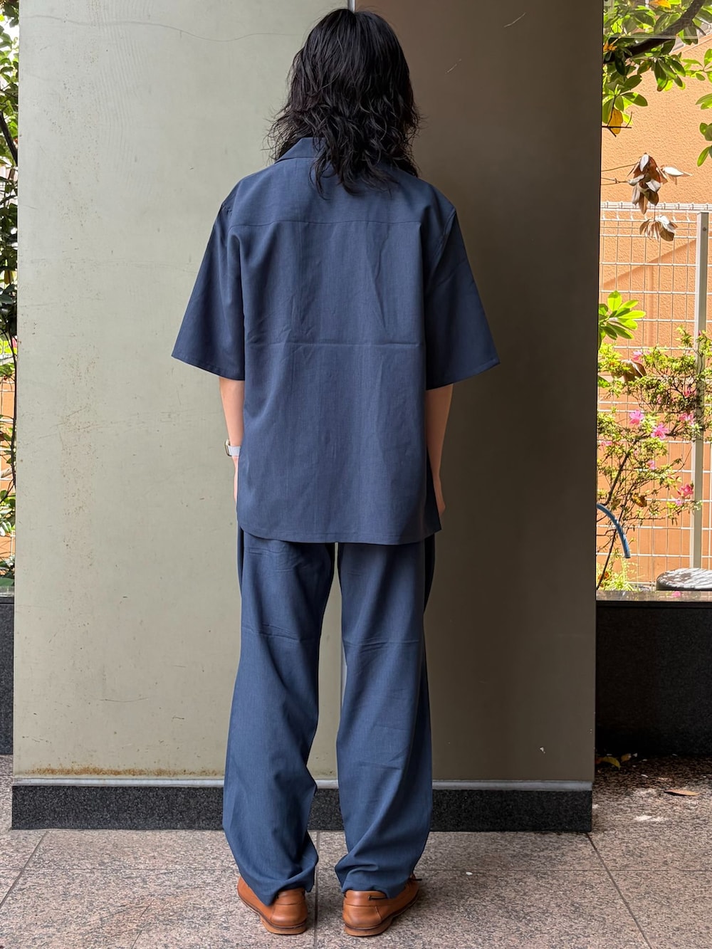 ブルー系のその他パンツ、ブルー系のシャツ/ブラウス、ホワイト系のTシャツ/カットソーを着用したメンズの春コーディネートの3枚目の写真