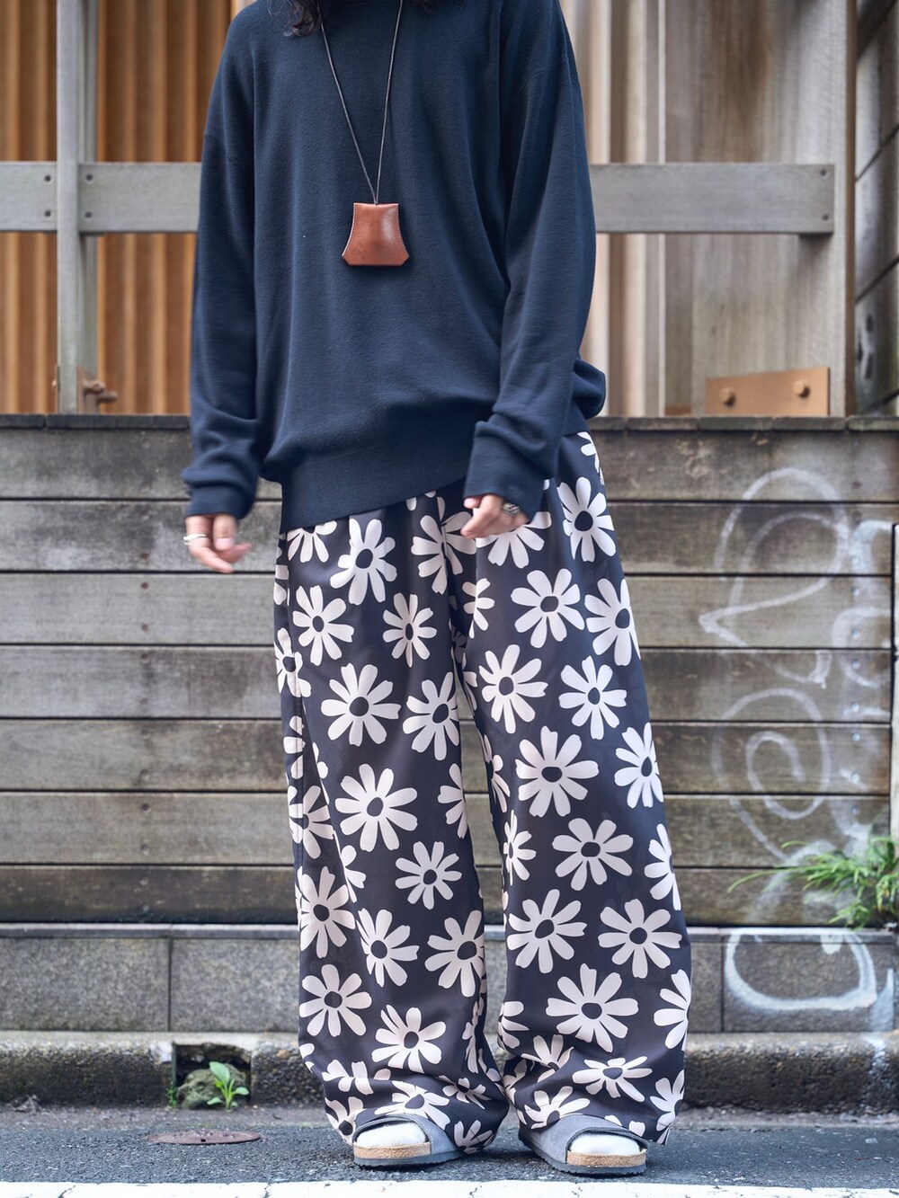 ブラック系のその他パンツ、ブラック系のニット/セーターを着用したメンズの秋コーディネートの5枚目の写真