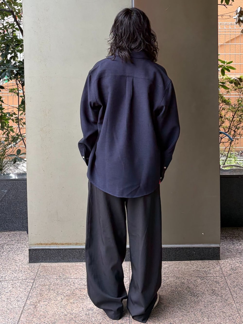 ブラック系のその他パンツ、ブルー系のシャツ/ブラウス、オレンジ系のTシャツ/カットソーを着用したメンズの春コーディネートの3枚目の写真