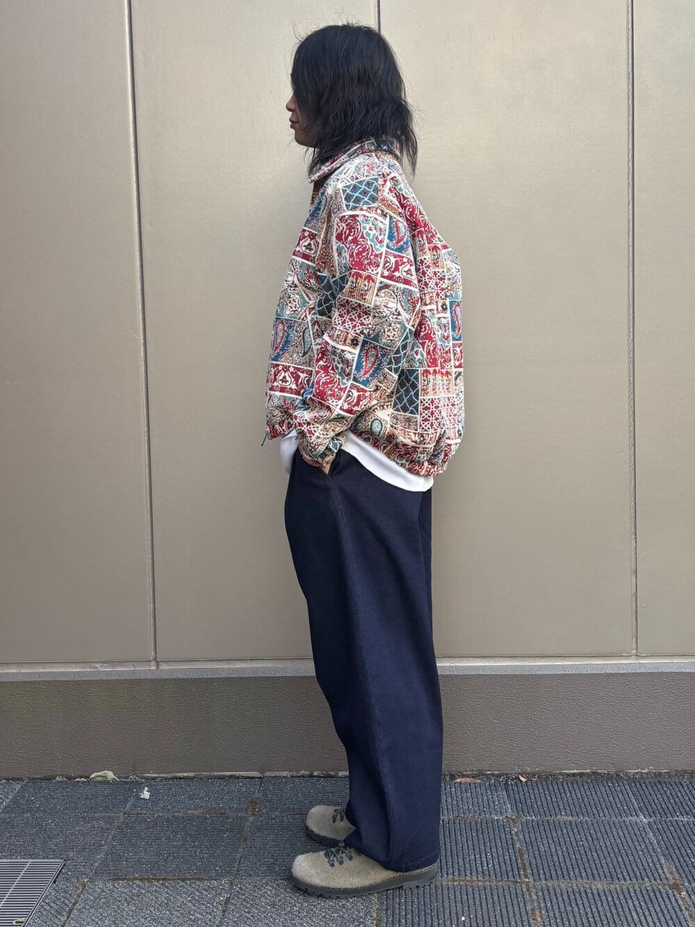ホワイト系のTシャツ/カットソー、ホワイト系のその他アウター、ブルー系のスラックスを着用したメンズの冬コーディネートの2枚目の写真