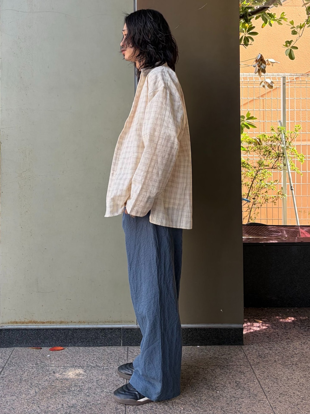 ブルー系のスラックス、ベージュ系のシャツ/ブラウス、ホワイト系のTシャツ/カットソーを着用したメンズの春コーディネートの2枚目の写真