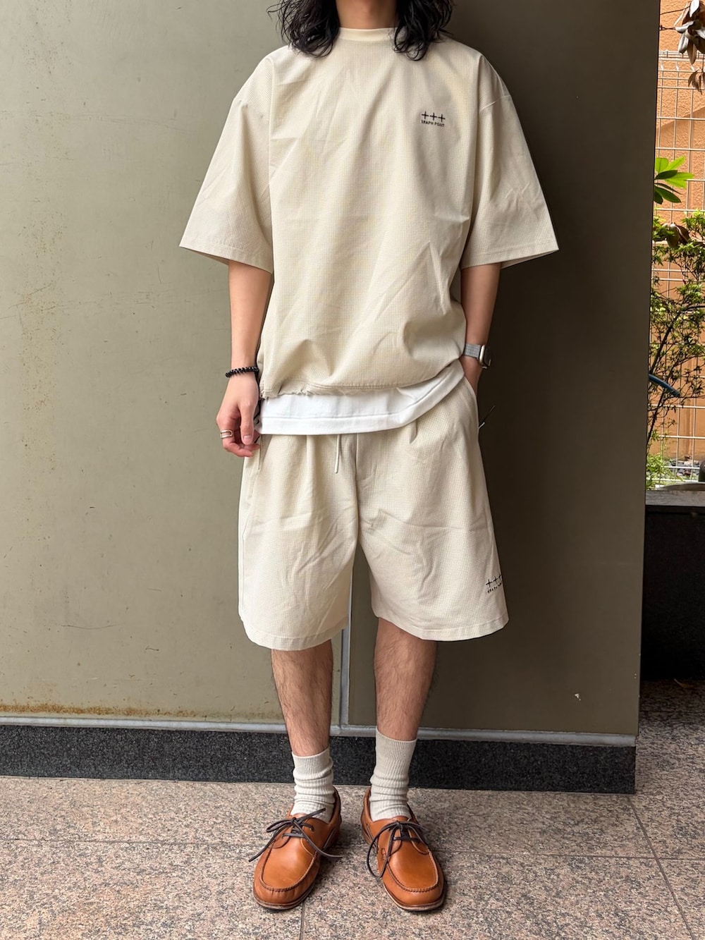 ベージュ系のその他パンツ、ベージュ系のTシャツ/カットソー、ホワイト系のTシャツ/カットソーを着用したメンズの春コーディネートの4枚目の写真