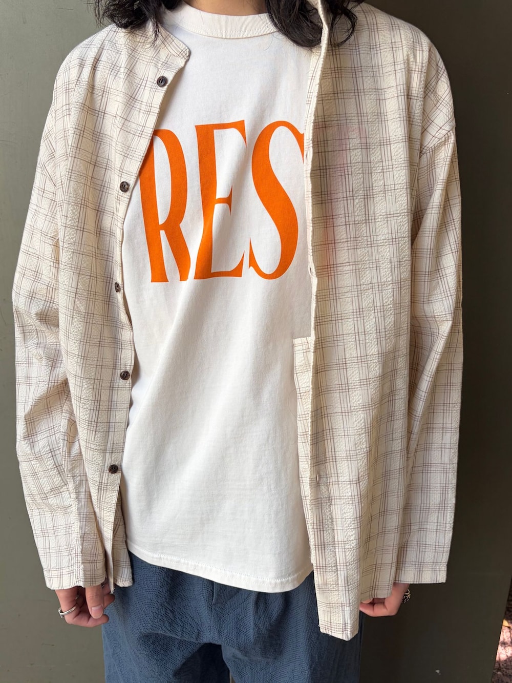 ブルー系のスラックス、ベージュ系のシャツ/ブラウス、ホワイト系のTシャツ/カットソーを着用したメンズの春コーディネートの5枚目の写真