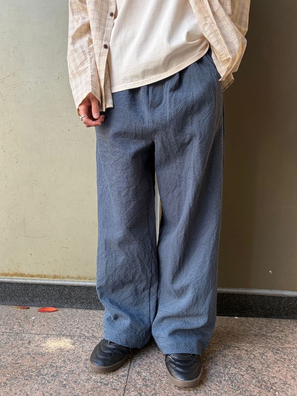 ブルー系のスラックス、ベージュ系のシャツ/ブラウス、ホワイト系のTシャツ/カットソーを着用したメンズの春コーディネートの6枚目の写真