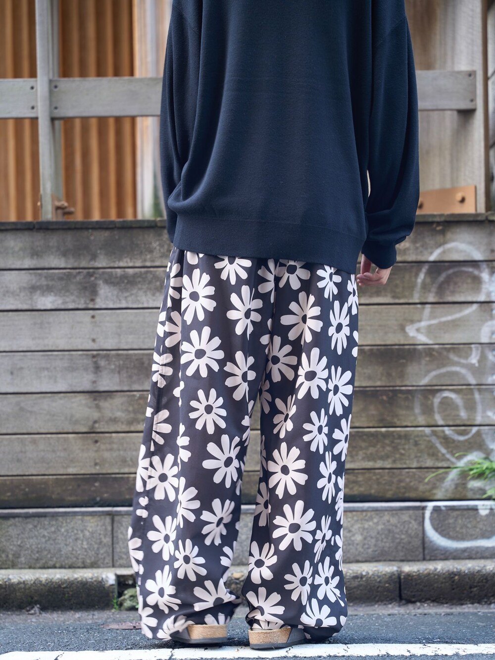 ブラック系のその他パンツ、ブラック系のニット/セーターを着用したメンズの秋コーディネートの8枚目の写真