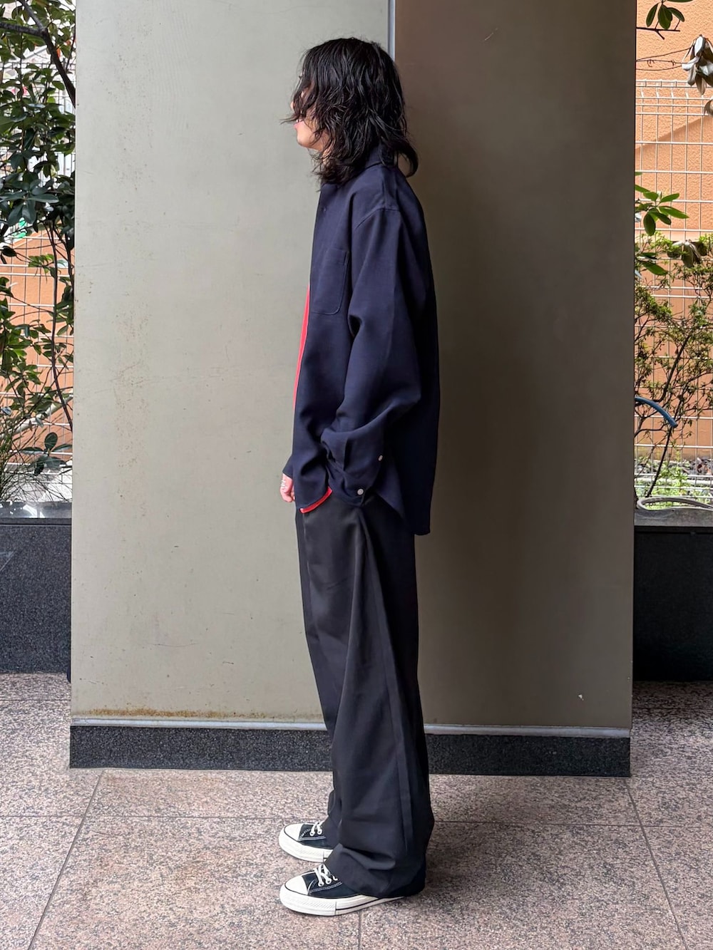 ブラック系のその他パンツ、ブルー系のシャツ/ブラウス、オレンジ系のTシャツ/カットソーを着用したメンズの春コーディネートの2枚目の写真