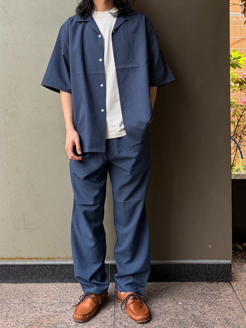 ブルー系のその他パンツ、ブルー系のシャツ/ブラウス、ホワイト系のTシャツ/カットソーを着用したメンズの春コーディネートの4枚目の写真