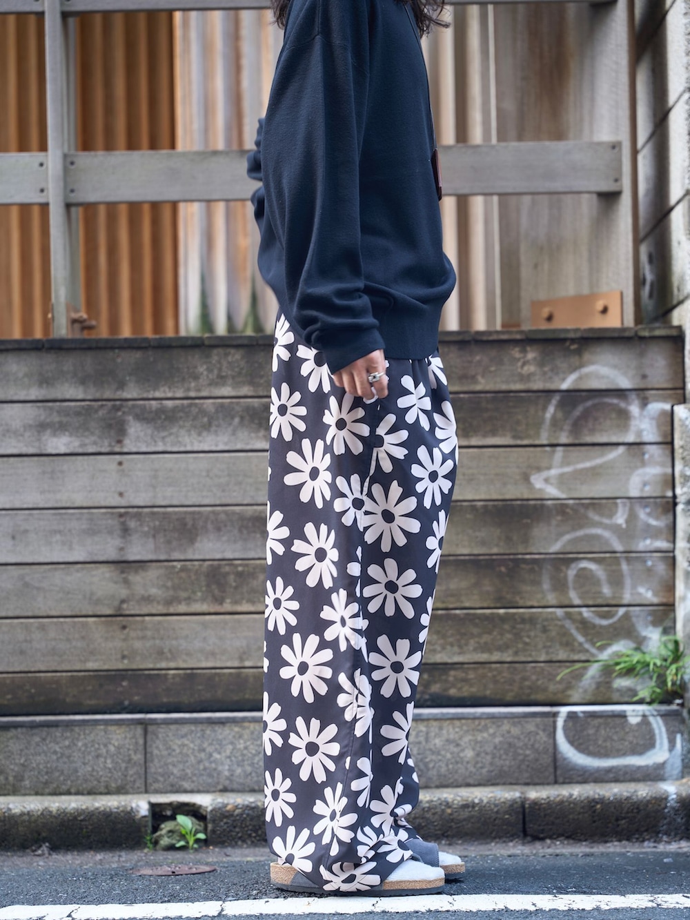 ブラック系のその他パンツ、ブラック系のニット/セーターを着用したメンズの秋コーディネートの6枚目の写真