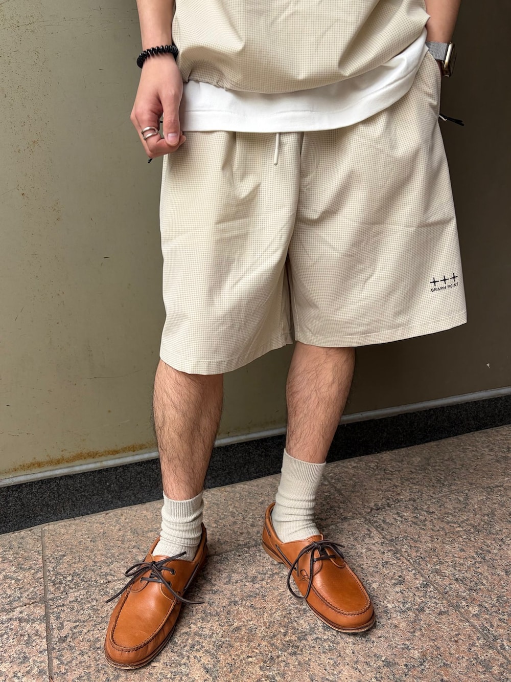 ベージュ系のその他パンツ、ベージュ系のTシャツ/カットソー、ホワイト系のTシャツ/カットソーを着用したメンズの春コーディネートの6枚目の写真