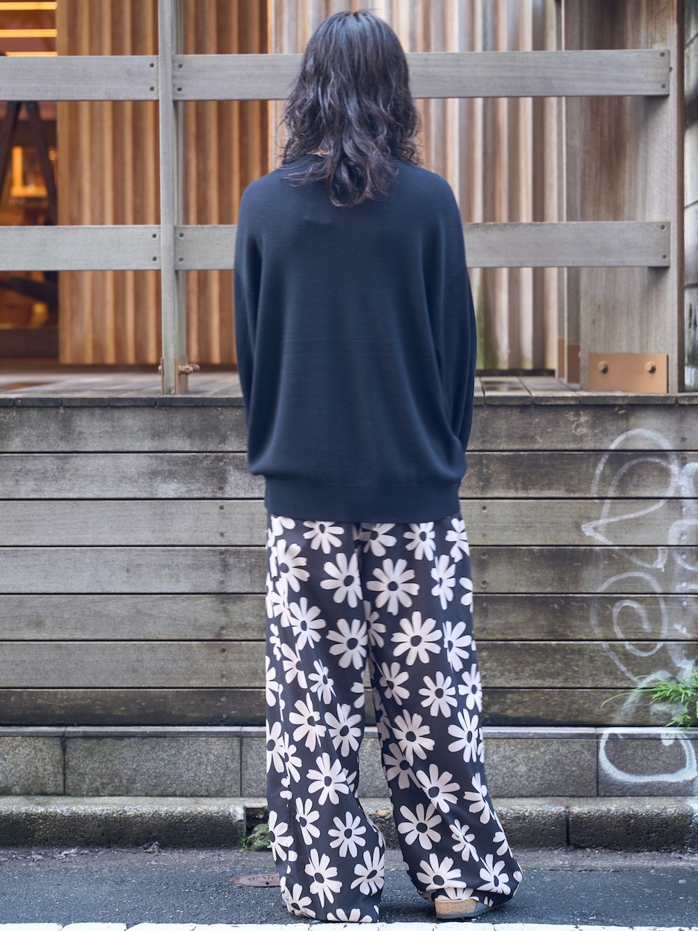 ブラック系のその他パンツ、ブラック系のニット/セーターを着用したメンズの秋コーディネートの4枚目の写真