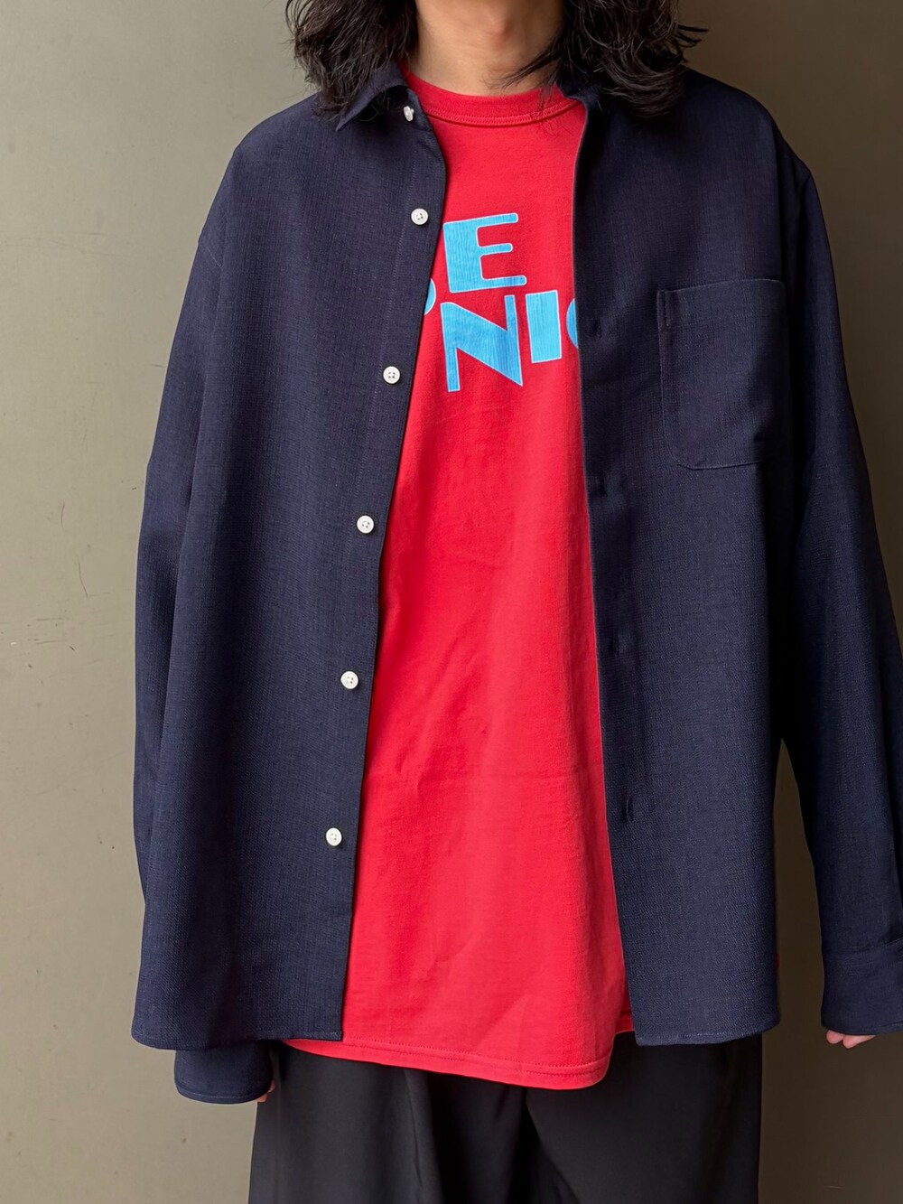 ブラック系のその他パンツ、ブルー系のシャツ/ブラウス、オレンジ系のTシャツ/カットソーを着用したメンズの春コーディネートの5枚目の写真