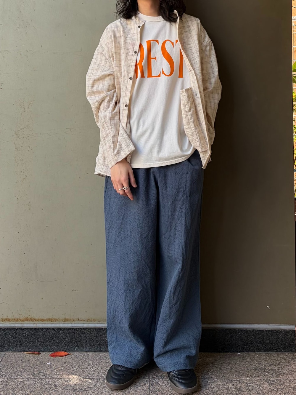 ブルー系のスラックス、ベージュ系のシャツ/ブラウス、ホワイト系のTシャツ/カットソーを着用したメンズの春コーディネートの4枚目の写真
