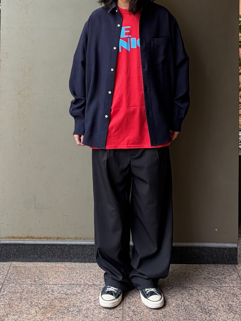 ブラック系のその他パンツ、ブルー系のシャツ/ブラウス、オレンジ系のTシャツ/カットソーを着用したメンズの春コーディネートの4枚目の写真