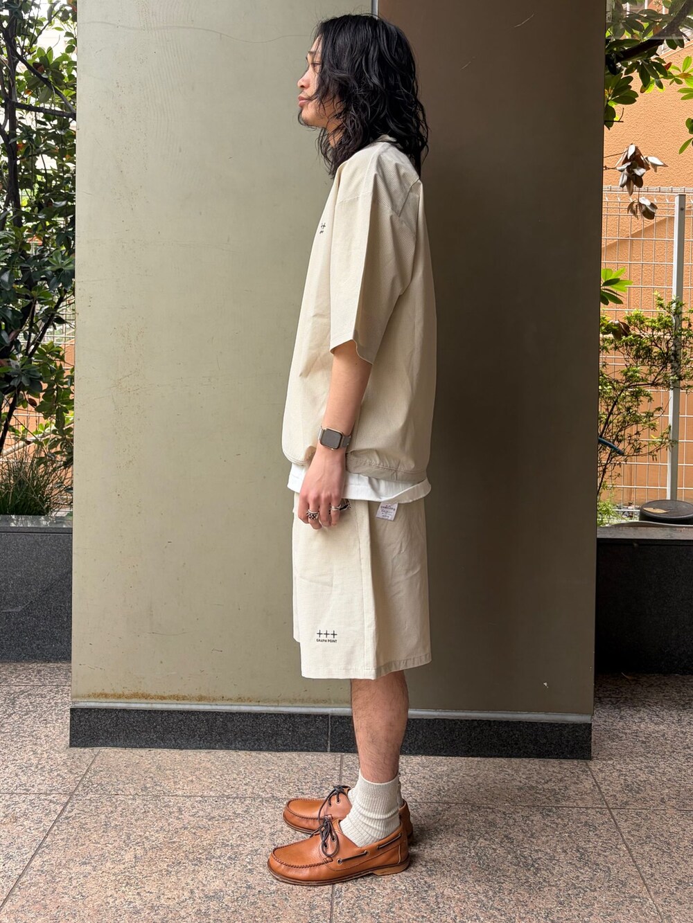 ベージュ系のその他パンツ、ベージュ系のTシャツ/カットソー、ホワイト系のTシャツ/カットソーを着用したメンズの春コーディネートの2枚目の写真