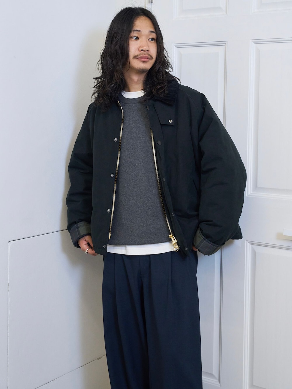 ブラック系のその他アウター、ブルー系のその他パンツ、ホワイト系のTシャツ/カットソーを着用したメンズの秋コーディネートの4枚目の写真