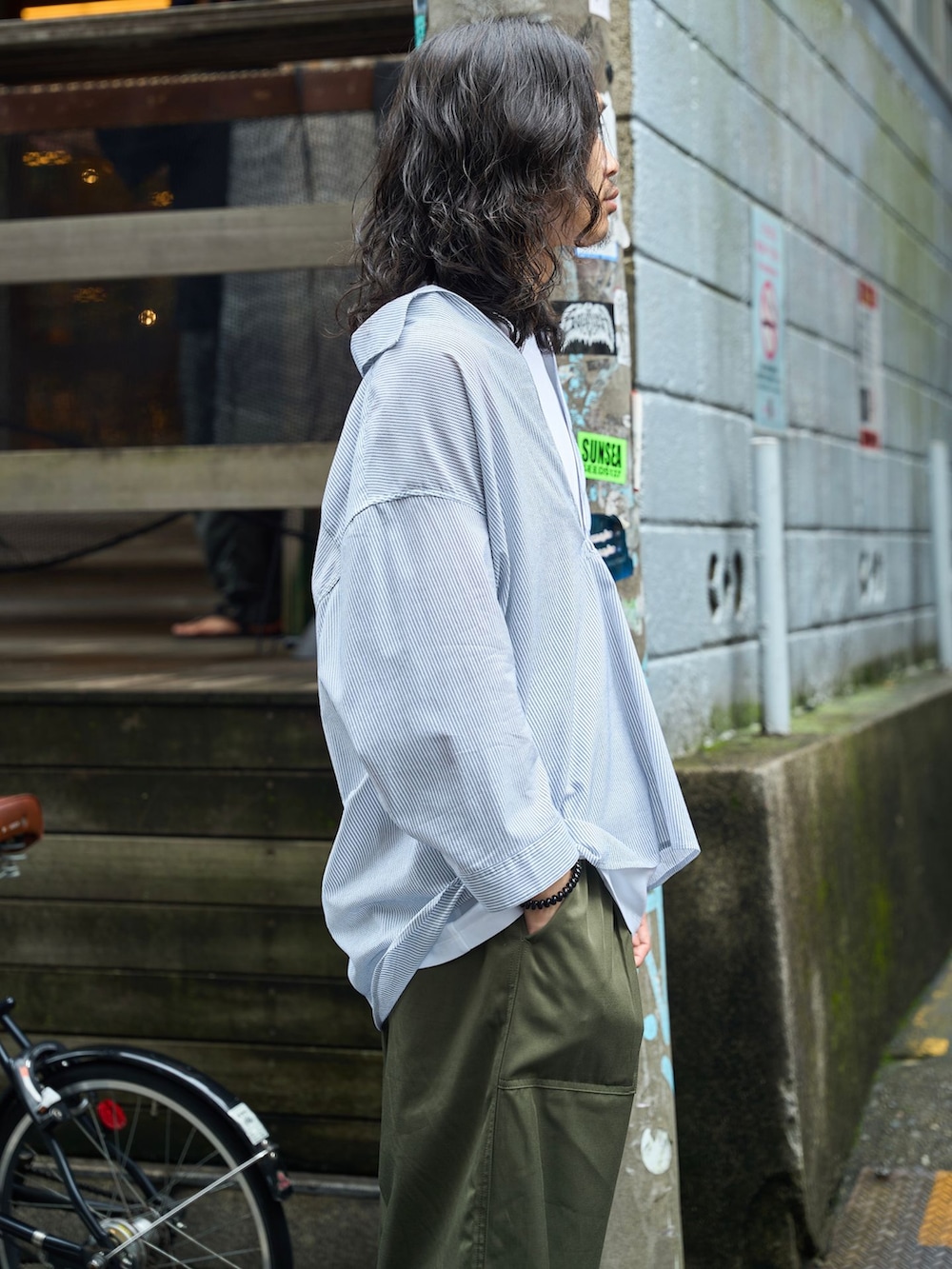 グリーン系のその他パンツ、ブルー系のシャツ/ブラウスを着用したメンズの夏コーディネートの6枚目の写真