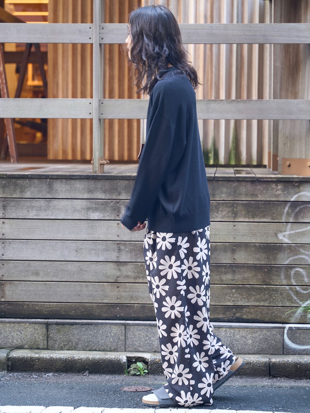 ブラック系のその他パンツ、ブラック系のニット/セーターを着用したメンズの秋コーディネートの3枚目の写真