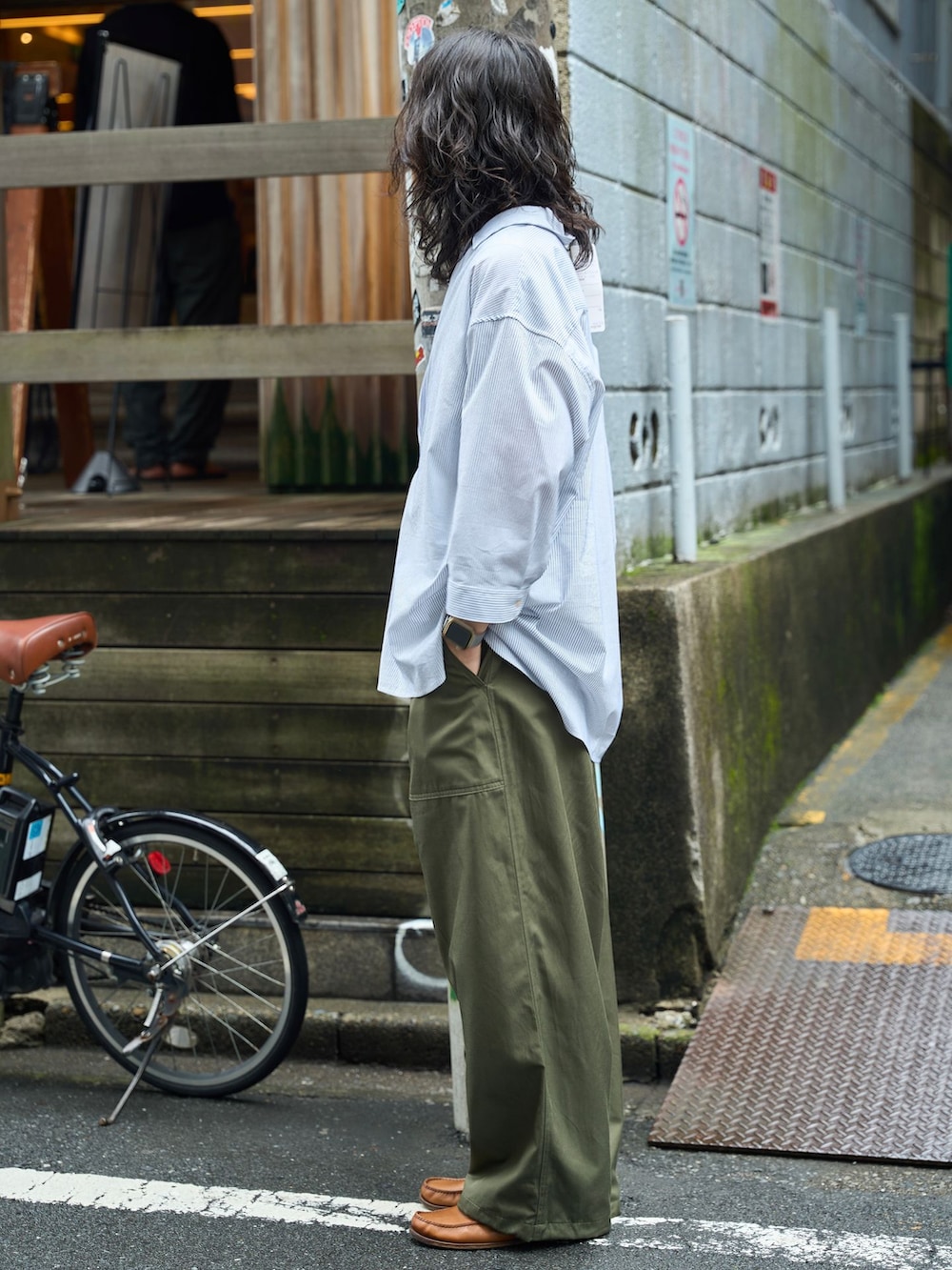 グリーン系のその他パンツ、ブルー系のシャツ/ブラウスを着用したメンズの夏コーディネートの2枚目の写真