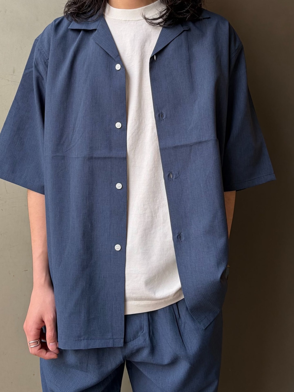 ブルー系のその他パンツ、ブルー系のシャツ/ブラウス、ホワイト系のTシャツ/カットソーを着用したメンズの春コーディネートの5枚目の写真