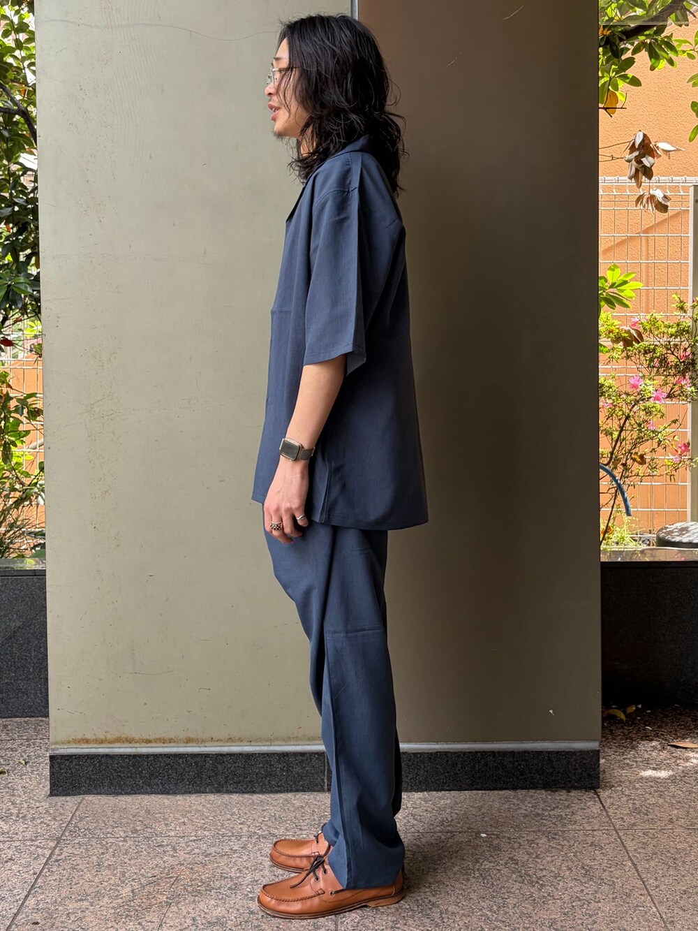 ブルー系のその他パンツ、ブルー系のシャツ/ブラウス、ホワイト系のTシャツ/カットソーを着用したメンズの春コーディネートの2枚目の写真