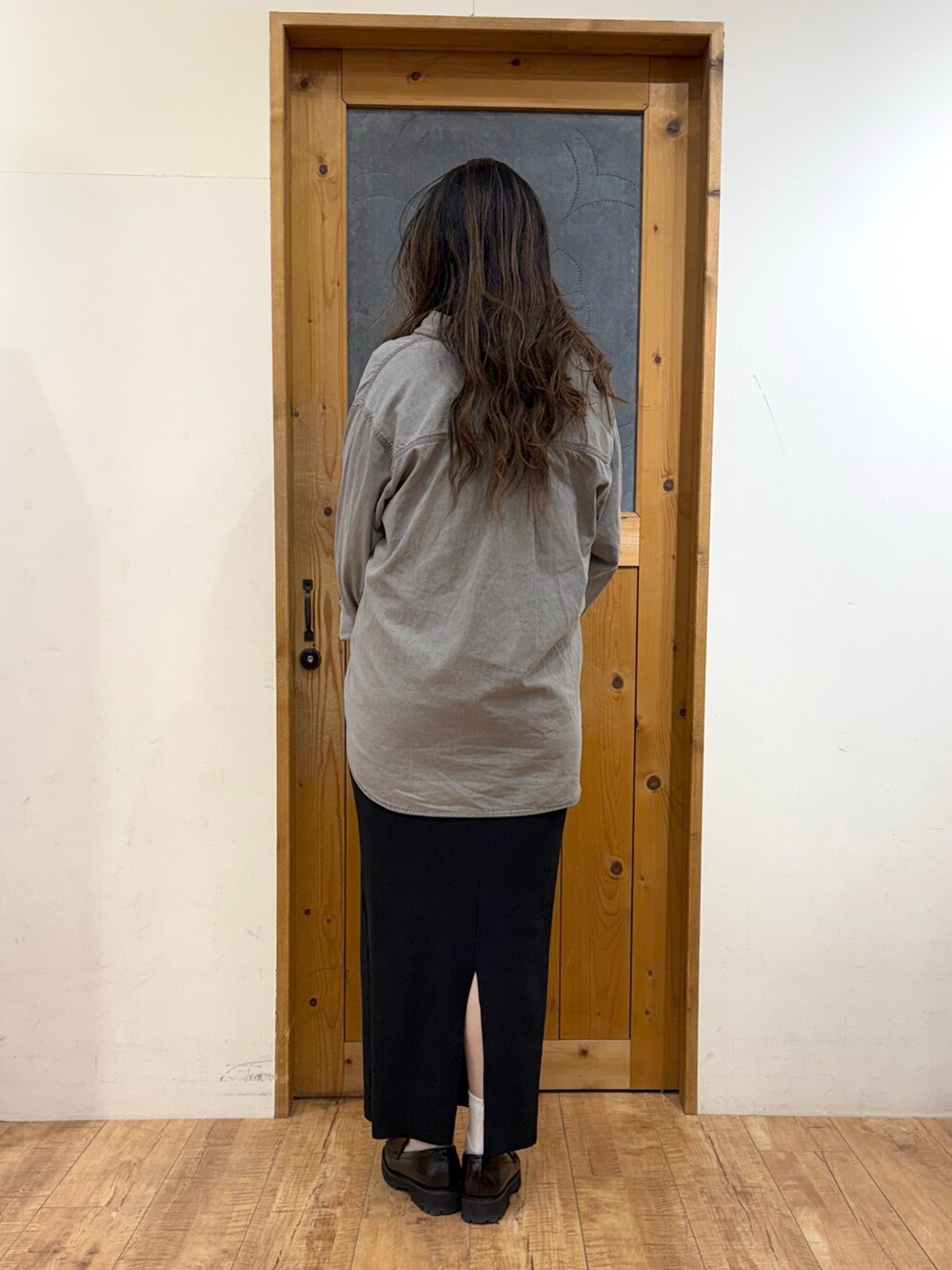 グレー系のシャツ/ブラウス、グレー系のTシャツ/カットソー、ブラック系のスカートを着用したレディースの春コーディネートの5枚目の写真