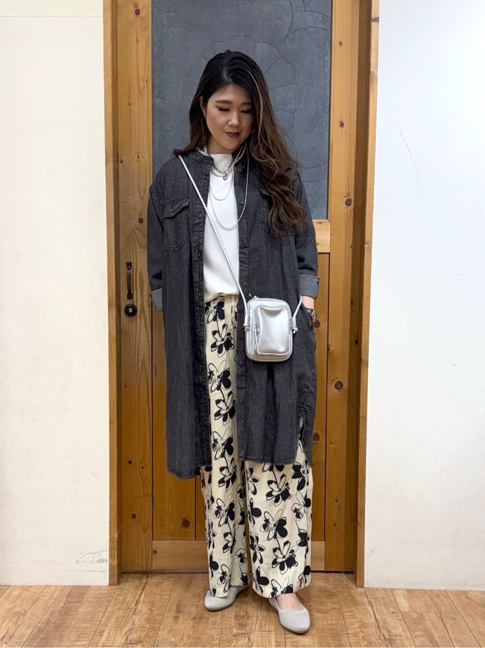 ブラック系のワンピース、ベージュ系のその他パンツ、ベージュ系のパンプスを着用したレディースの春コーディネートの3枚目の写真