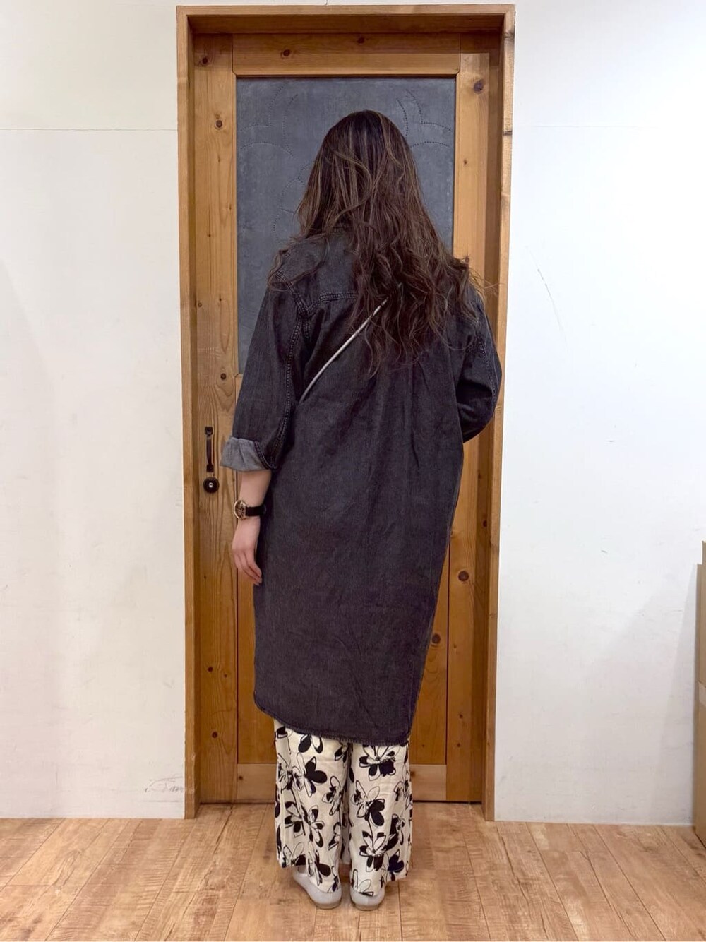 ブラック系のワンピース、ベージュ系のその他パンツ、ベージュ系のパンプスを着用したレディースの春コーディネートの5枚目の写真