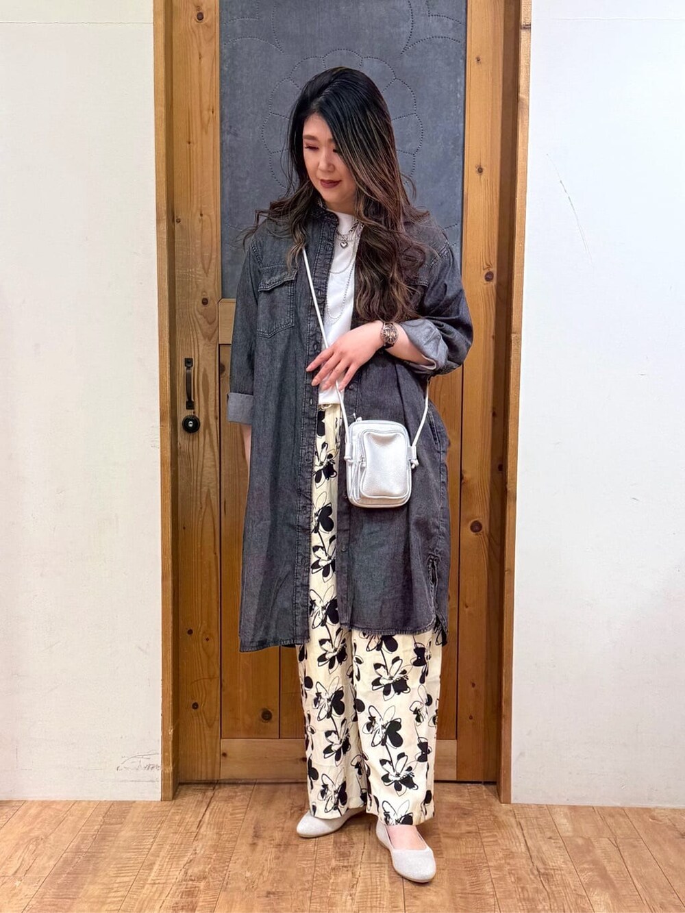ブラック系のワンピース、ベージュ系のその他パンツ、ベージュ系のパンプスを着用したレディースの春コーディネートの2枚目の写真