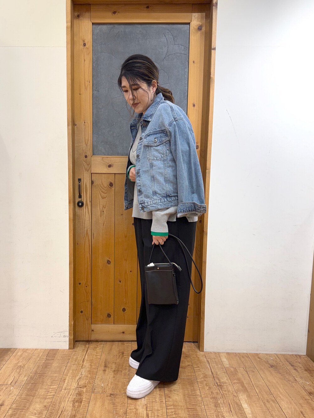 ブルー系のデニムジャケット、グレー系のニット/セーター、ブラック系のその他パンツを着用したレディースの冬コーディネートの3枚目の写真