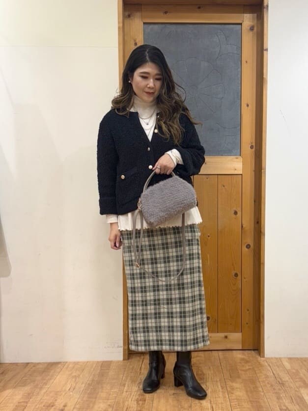 ブルー系のカーディガン/ボレロ、ホワイト系のチュニック、グレー系のスカートを着用したレディースの冬コーディネートの8枚目の写真