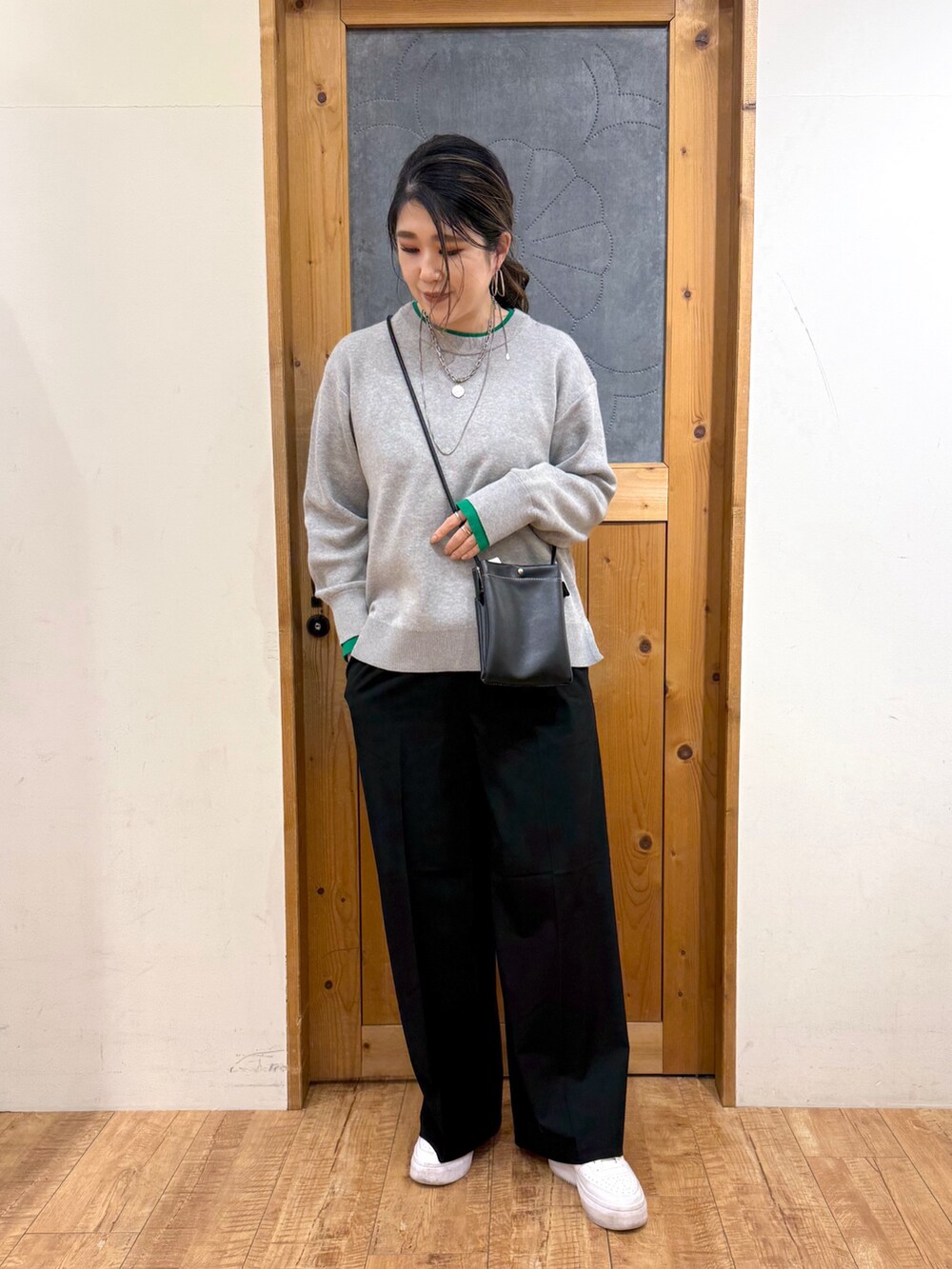 ブルー系のデニムジャケット、グレー系のニット/セーター、ブラック系のその他パンツを着用したレディースの冬コーディネートの5枚目の写真