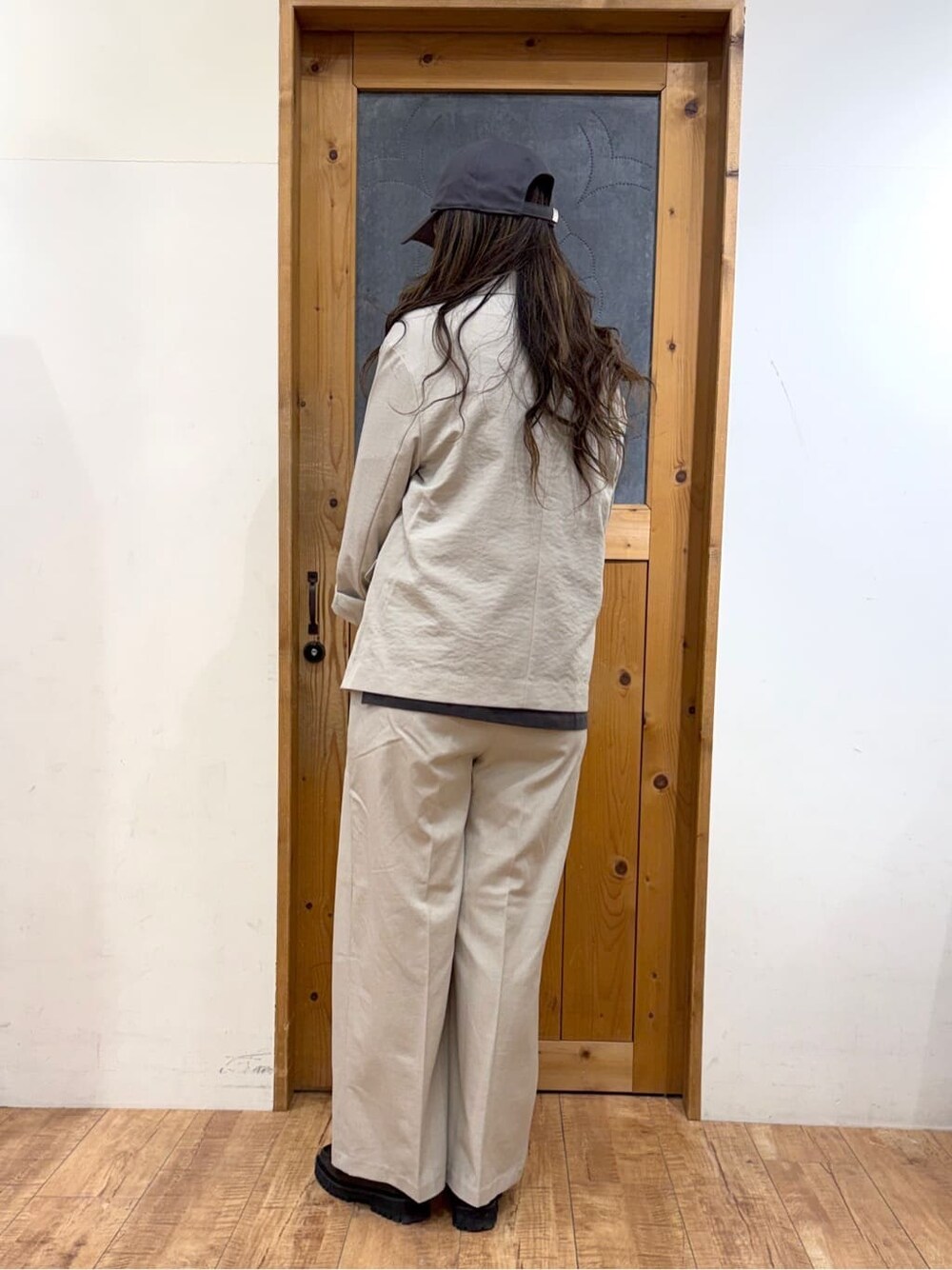 ベージュ系のテーラードジャケット、グレー系のTシャツ/カットソー、ベージュ系のその他パンツを着用したレディースの春コーディネートの5枚目の写真