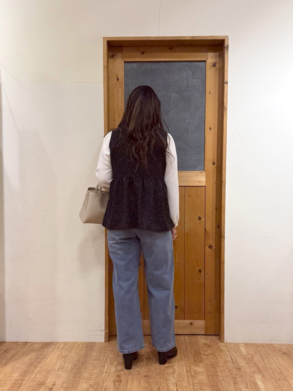 ブラック系のシャツ/ブラウス、ブルー系のデニムパンツを着用したレディースの冬コーディネートの7枚目の写真