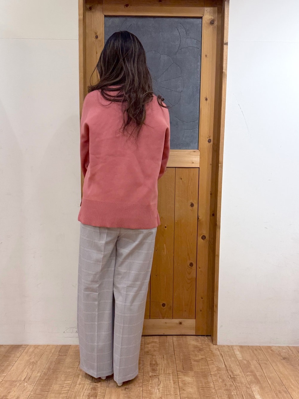 ピンク系のニット/セーター、ベージュ系のトートバッグ、ブルー系のその他パンツを着用したレディースの春コーディネートの4枚目の写真