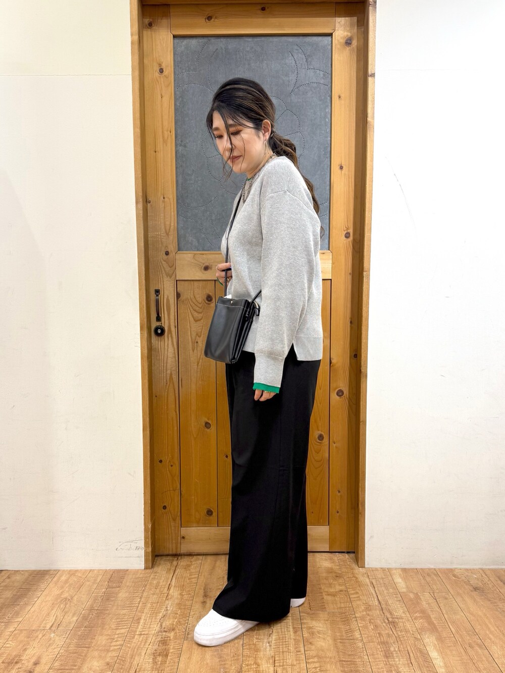 ブルー系のデニムジャケット、グレー系のニット/セーター、ブラック系のその他パンツを着用したレディースの冬コーディネートの6枚目の写真