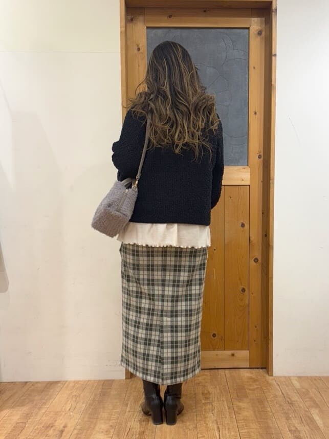 ブルー系のカーディガン/ボレロ、ホワイト系のチュニック、グレー系のスカートを着用したレディースの冬コーディネートの6枚目の写真