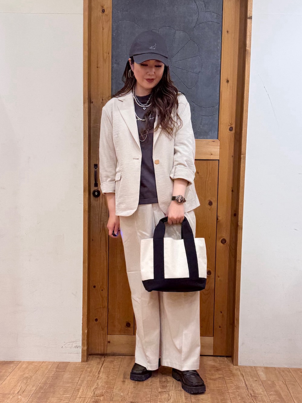 ベージュ系のテーラードジャケット、グレー系のTシャツ/カットソー、ベージュ系のその他パンツを着用したレディースの春コーディネートの6枚目の写真