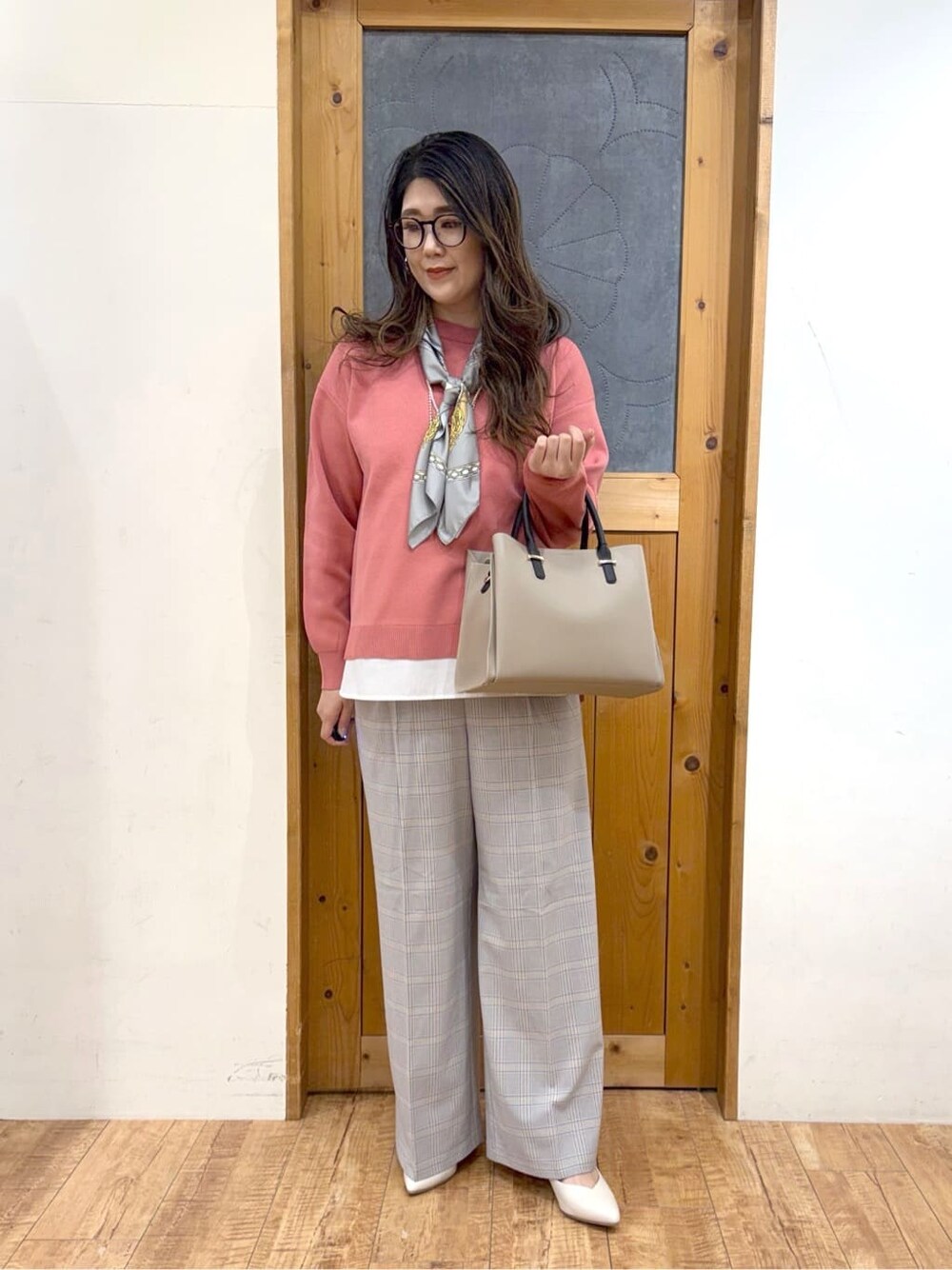 ピンク系のニット/セーター、ブルー系のその他パンツ、ベージュ系のトートバッグを着用したレディースの冬コーディネートの5枚目の写真