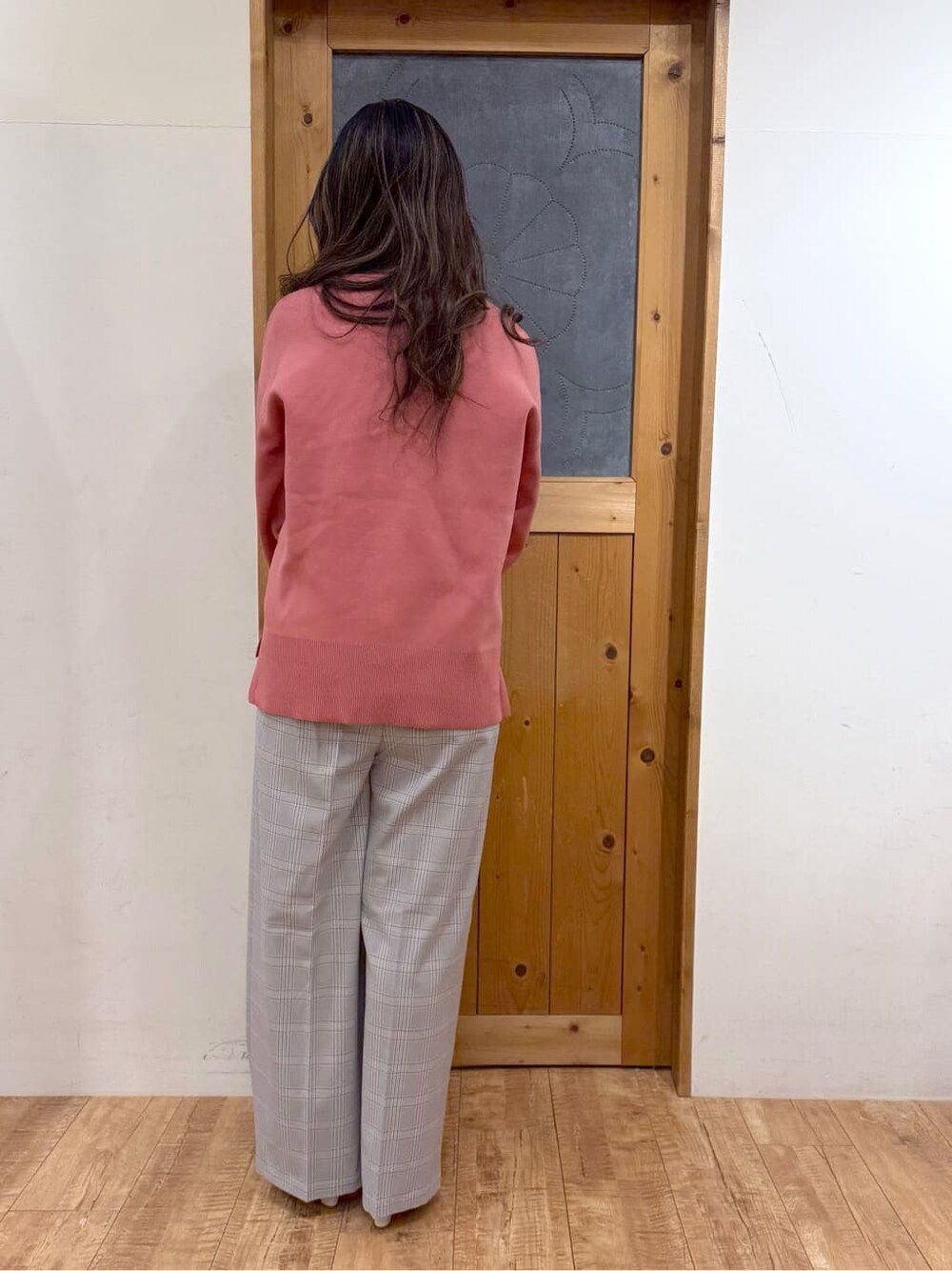ピンク系のニット/セーター、ブルー系のその他パンツ、ベージュ系のトートバッグを着用したレディースの冬コーディネートの4枚目の写真