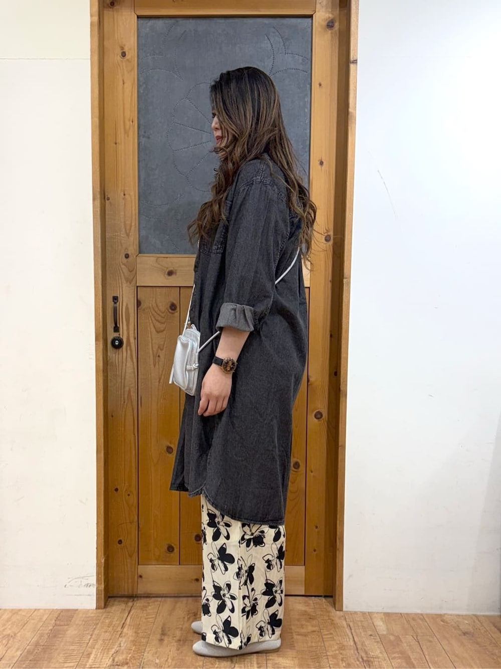 ブラック系のワンピース、ベージュ系のその他パンツ、ベージュ系のパンプスを着用したレディースの春コーディネートの4枚目の写真