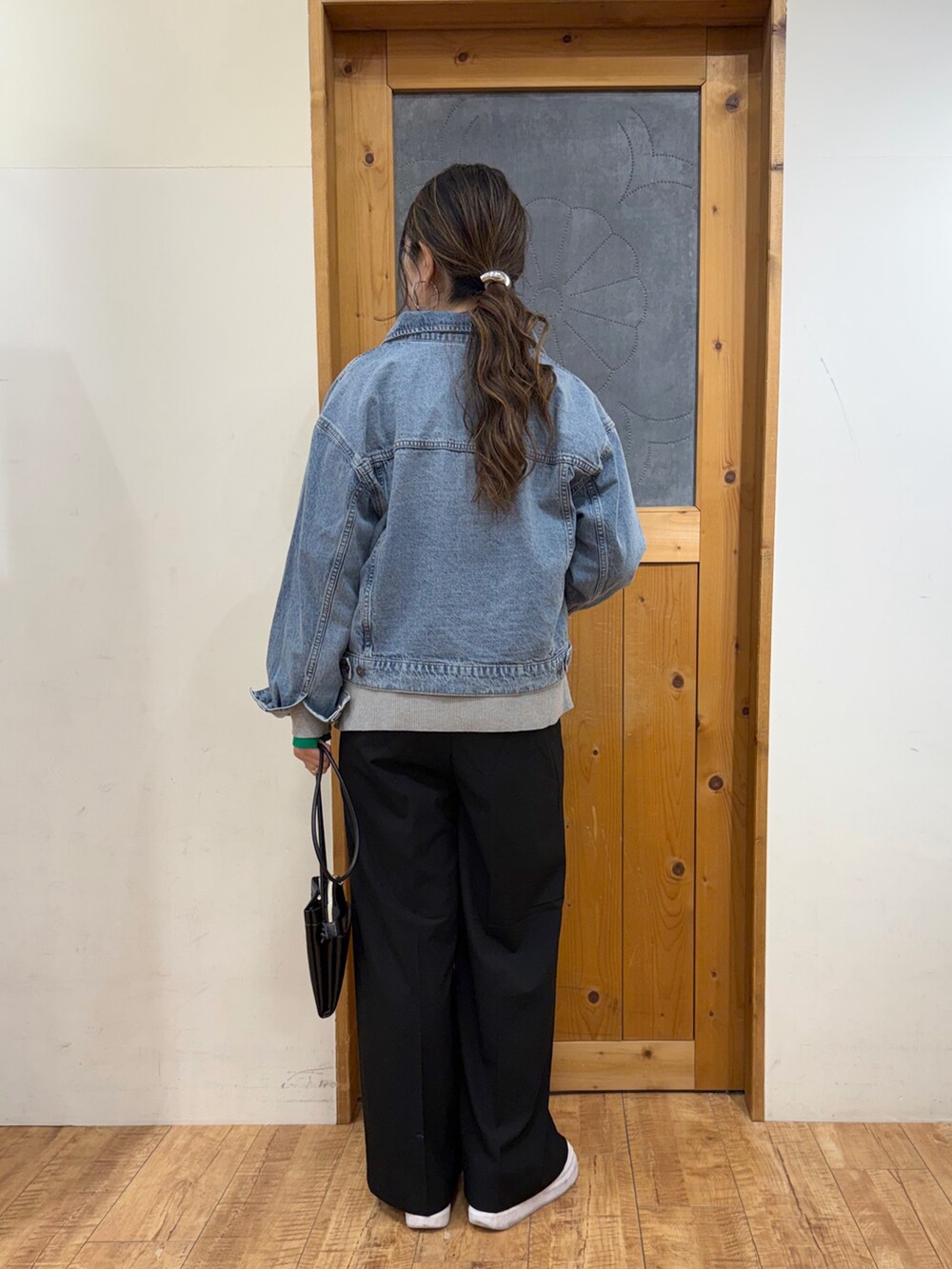 ブルー系のデニムジャケット、グレー系のニット/セーター、ブラック系のその他パンツを着用したレディースの冬コーディネートの4枚目の写真