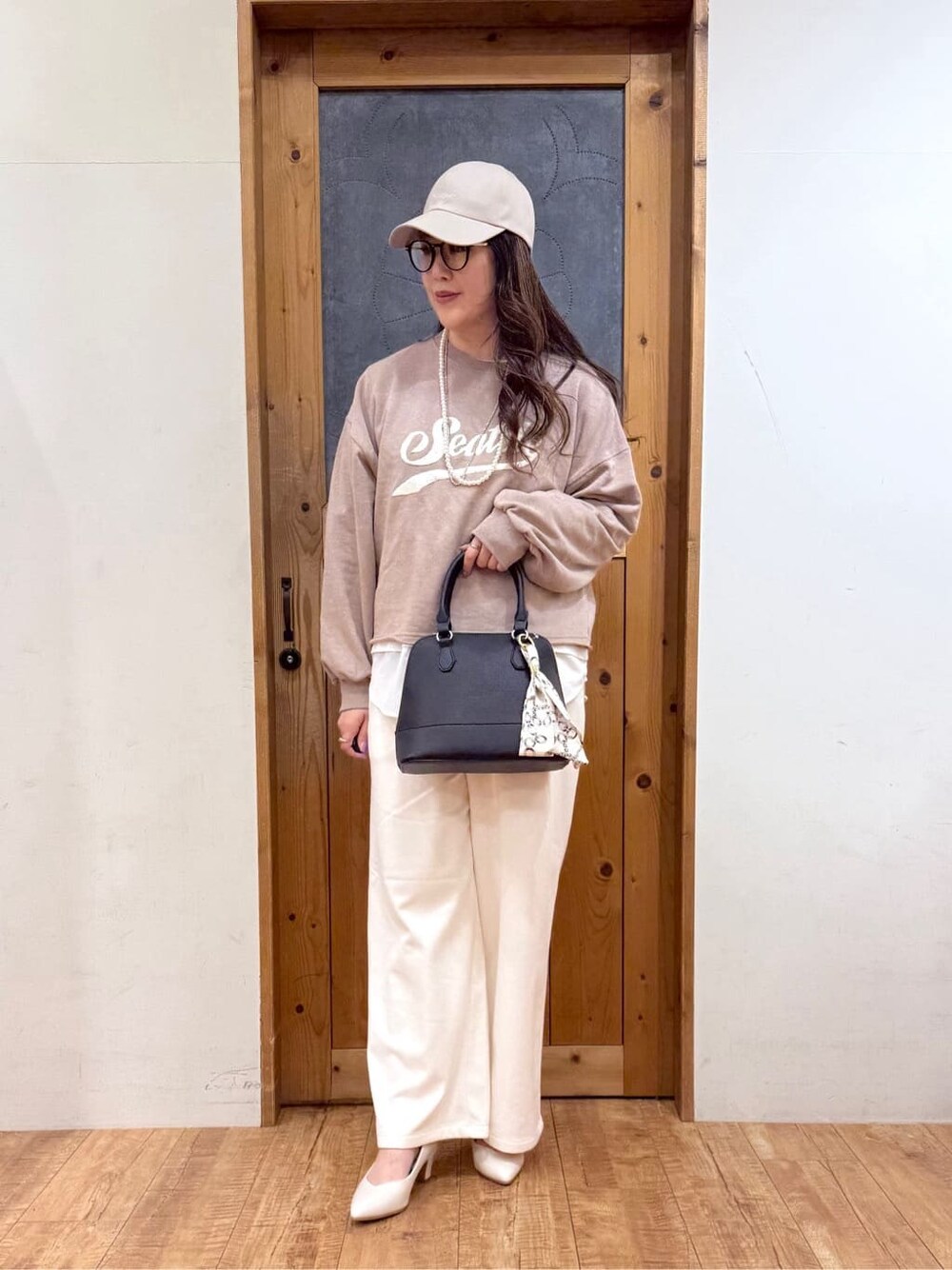 ブラウン系のスウェット、ホワイト系のTシャツ/カットソー、ホワイト系のその他パンツを着用したレディースの冬コーディネートの4枚目の写真