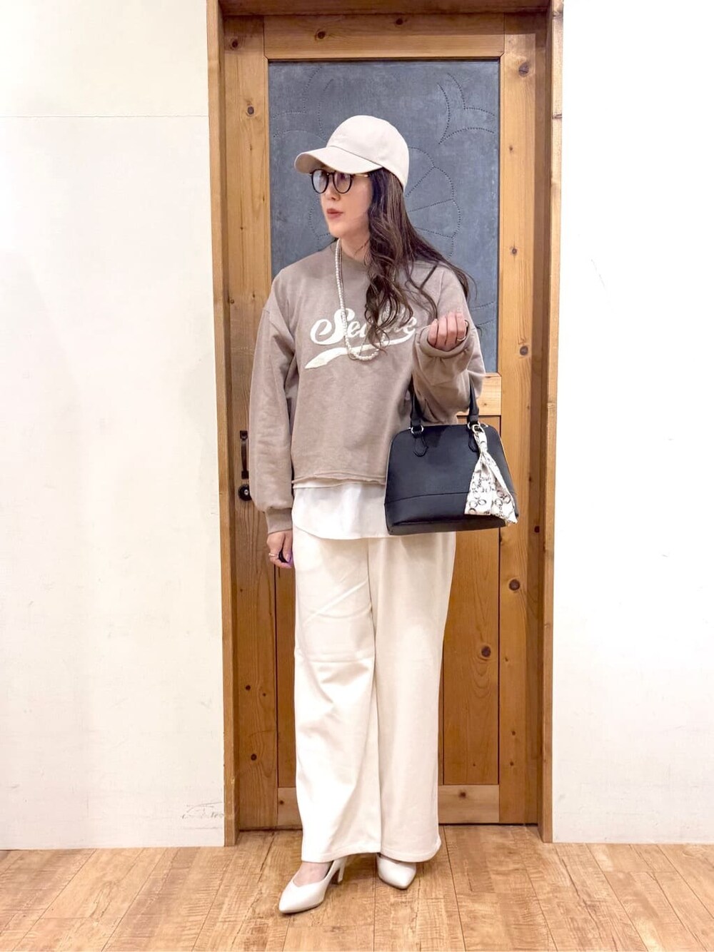 ブラウン系のスウェット、ホワイト系のTシャツ/カットソー、ホワイト系のその他パンツを着用したレディースの冬コーディネートの2枚目の写真