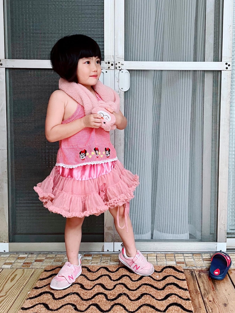 「kids、kidsfashion、pink、Taiwan、kidsootd」｜「NEW BALANCEのアイテム（スニーカー、ピンク系）」を使った、陳泛亭さん（レディース・158cm）の春コーディネートの2枚目の写真