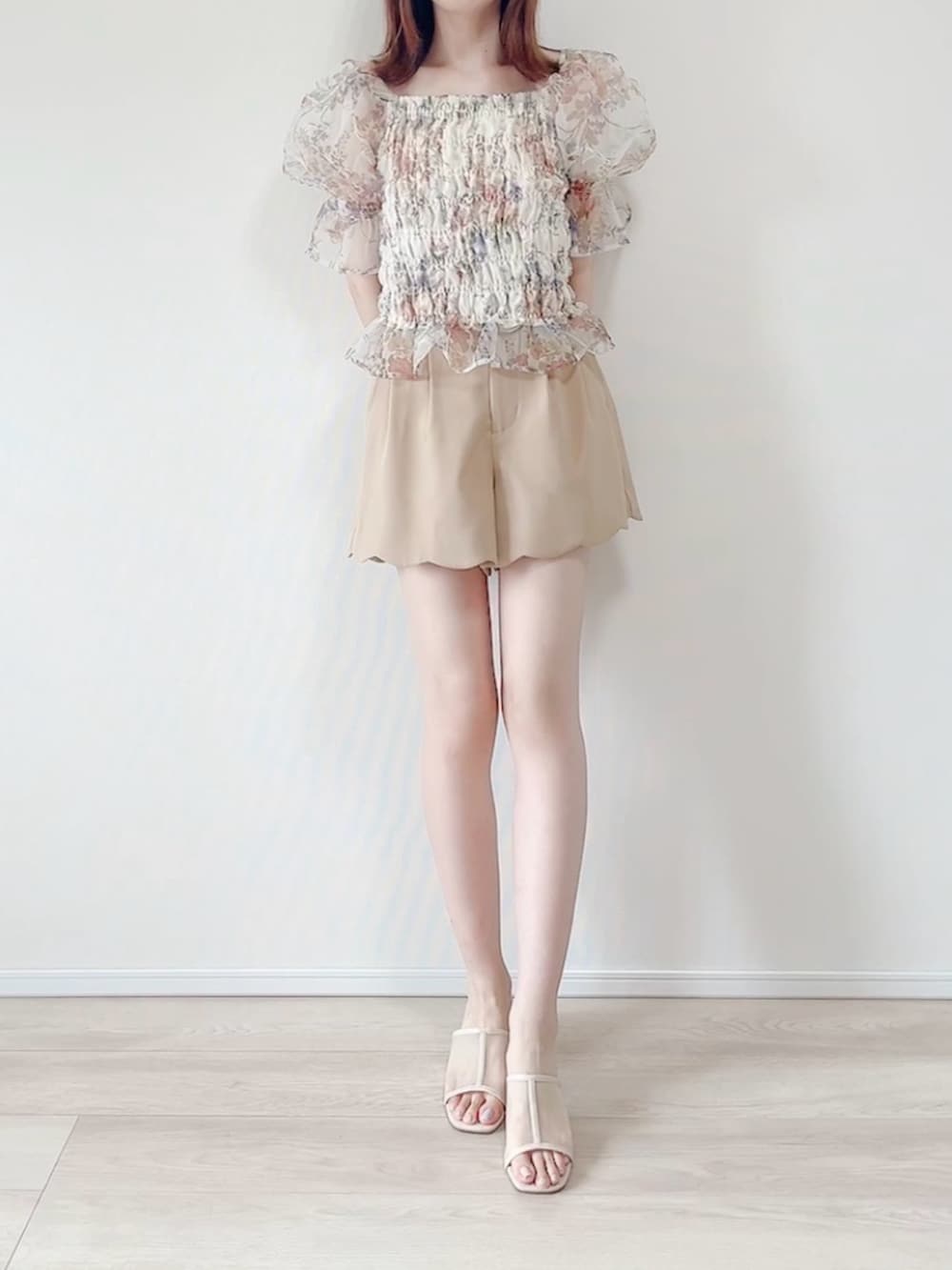 ホワイト系のシャツ/ブラウス、ベージュ系のその他パンツ、ベージュ系のサンダルを着用したレディースの秋コーディネートの2枚目の写真