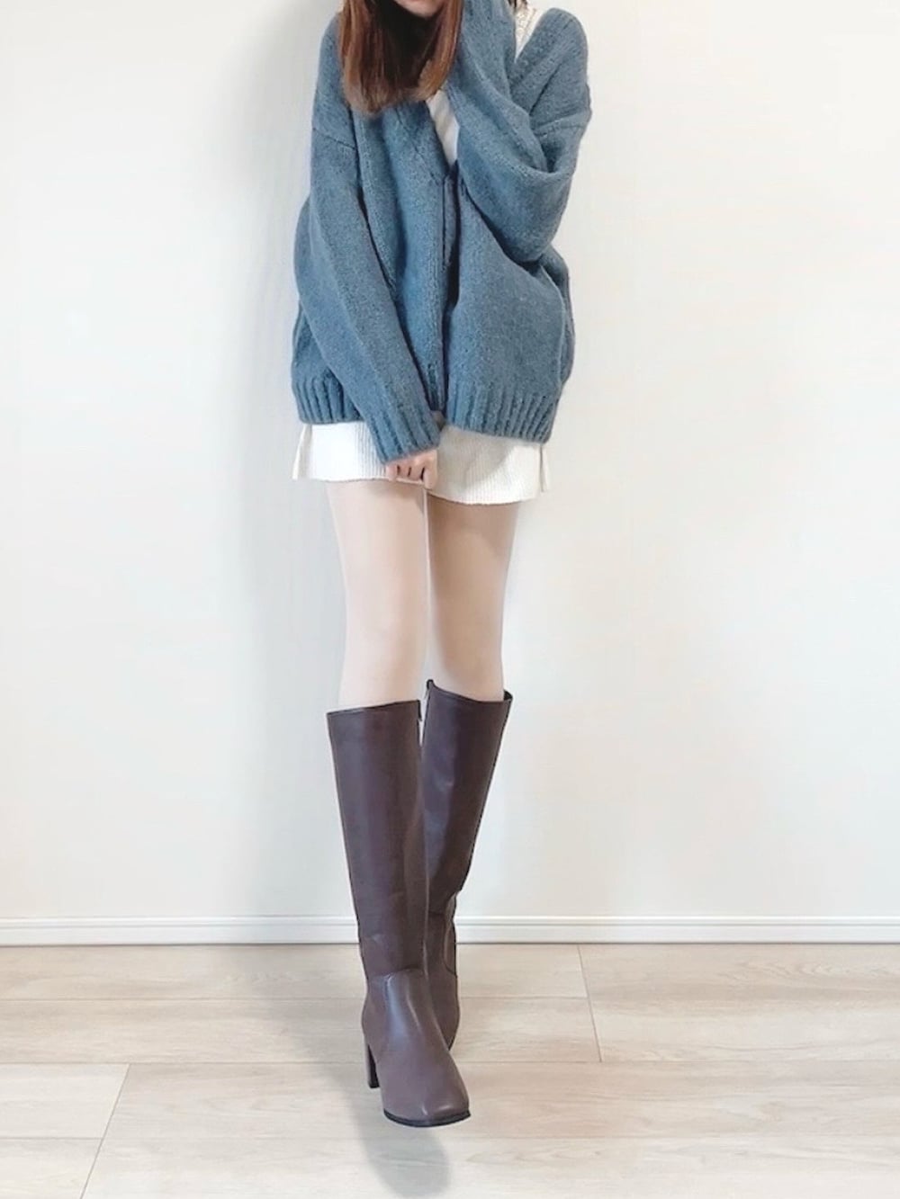 グレー系のカーディガン/ボレロ、ホワイト系のパンツ、ブラウン系のブーツを着用したレディースの冬コーディネートの2枚目の写真